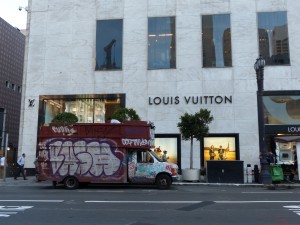 29042014-sf-afgeragde-bus-luis-vuitton