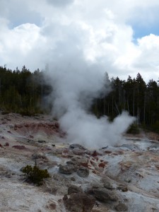 19052014-yellowstone-geyser1